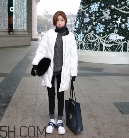 白色羽絨服配什么顏色毛衣？白色羽絨服搭配毛衣圖片