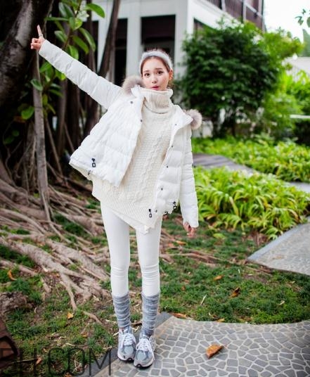 白色羽絨服配什么顏色毛衣？白色羽絨服搭配毛衣圖片