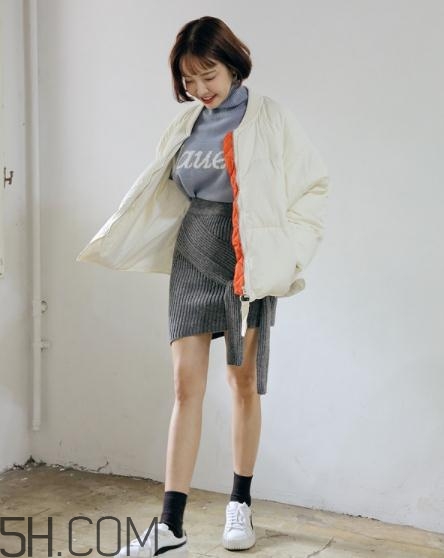 白色羽絨服配什么顏色毛衣？白色羽絨服搭配毛衣圖片