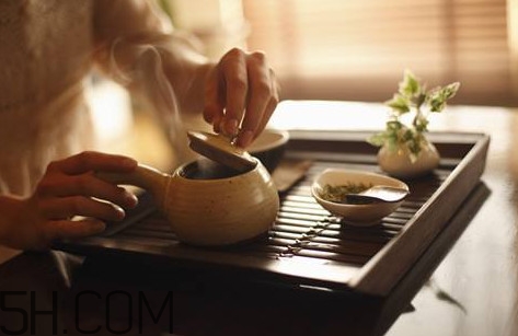 玫瑰花茶能和蜂蜜一起喝嗎？玫瑰花茶能放冰糖嗎