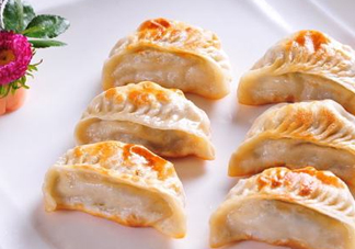 煎餃是先煮熟還是蒸熟？煎餃和鍋貼有什么區(qū)別
