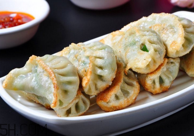 煎餃?zhǔn)窍戎笫爝€是蒸熟？煎餃和鍋貼有什么區(qū)別