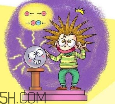 觸電是電流還是電壓？為何冬季手摸金屬會有觸電的感覺
