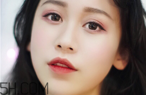 秋冬適合什么妝容？怎樣涂口紅好看？