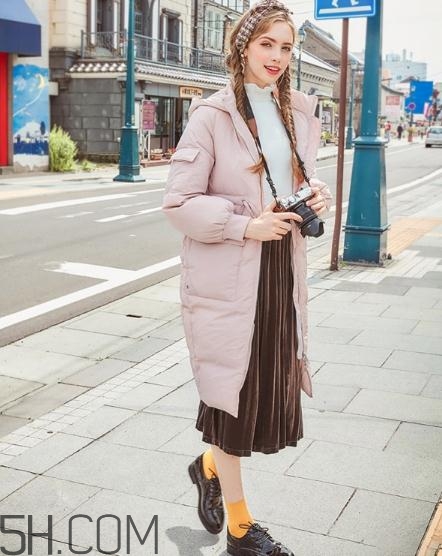 粉色羽絨服怎么搭配？粉色羽絨服搭配圖片