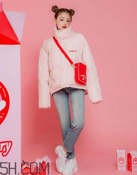 粉色羽絨服怎么搭配？粉色羽絨服搭配圖片
