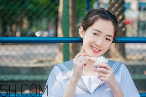 美寶蓮小燈管16號(hào)奶茶色好看嗎？學(xué)生黨口紅什么顏色好看？