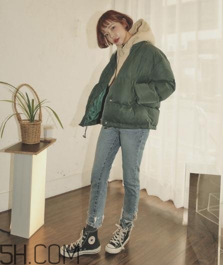軍綠色羽絨服怎么搭配？軍綠色羽絨服搭配圖片
