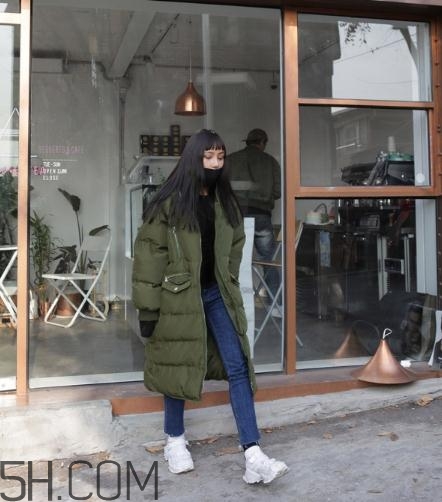 軍綠色羽絨服怎么搭配？軍綠色羽絨服搭配圖片