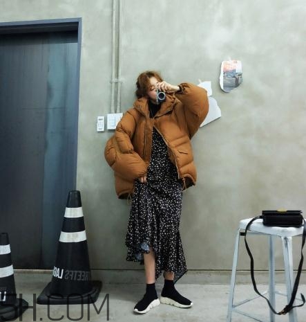 焦糖色羽絨服配什么顏色好看？焦糖色羽絨服搭配圖片