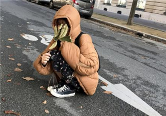 焦糖色羽絨服配什么顏色好看？焦糖色羽絨服搭配圖片