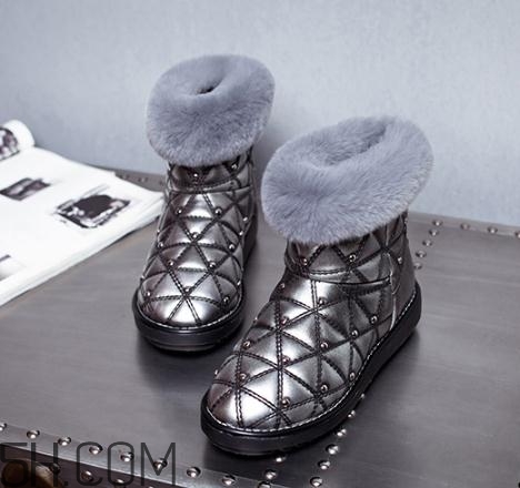 穿雪地靴要穿襪子嗎？雪地靴要光腳穿才保暖嗎？