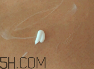 雅芳小黑裙香體乳怎么樣？雅芳小黑裙香體乳好用嗎？