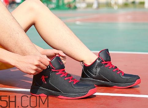 籃球鞋高幫好還是低幫好？籃球鞋高幫和低幫的區(qū)別