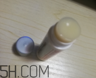 小蜜蜂細(xì)致修護(hù)唇膏很油嗎？夏天用合適嗎？