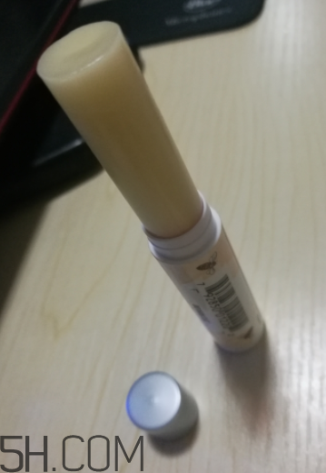 小蜜蜂細(xì)致修護(hù)唇膏很油嗎？夏天用合適嗎？