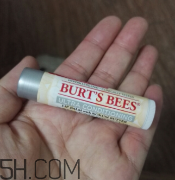 小蜜蜂細(xì)致修護(hù)唇膏很油嗎？夏天用合適嗎？