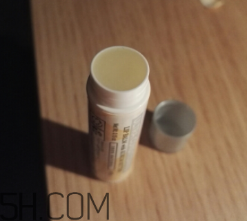 小蜜蜂細(xì)致修護(hù)唇膏很油嗎？夏天用合適嗎？