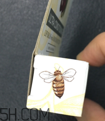 小蜜蜂細(xì)致修護(hù)唇膏很油嗎？夏天用合適嗎？