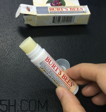 小蜜蜂細(xì)致修護(hù)唇膏很油嗎？夏天用合適嗎？