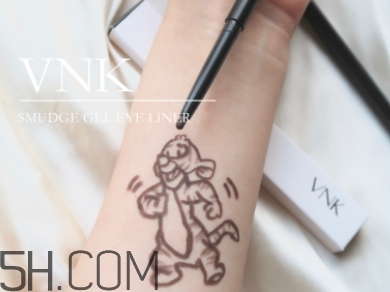 vnk眼線膠筆怎么用？vnk眼線筆使用方法