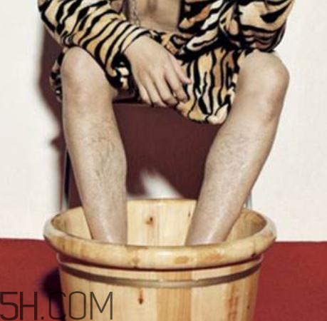 精索靜脈曲張可以穿牛仔褲嗎？精索靜脈曲張可以泡腳嗎？
