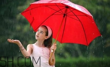 女生說記得帶傘什么意思？女生說雨傘什么意思？