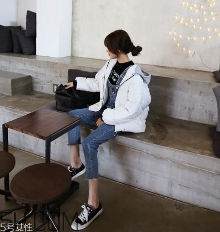 白色羽絨服怎么搭配？白色羽絨服搭配圖片