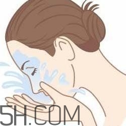 怎么用卸妝油不傷皮膚？卸妝油使用注意事項(xiàng)