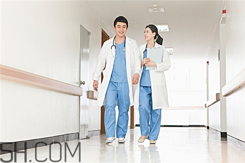牙周炎跟腎虛有關(guān)系嗎？牙周炎跟上火有關(guān)系嗎？