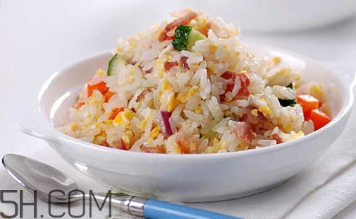 蛋炒飯?jiān)趺醋鲎屆恳活w米上都有蛋？蛋炒飯有什么營(yíng)養(yǎng)