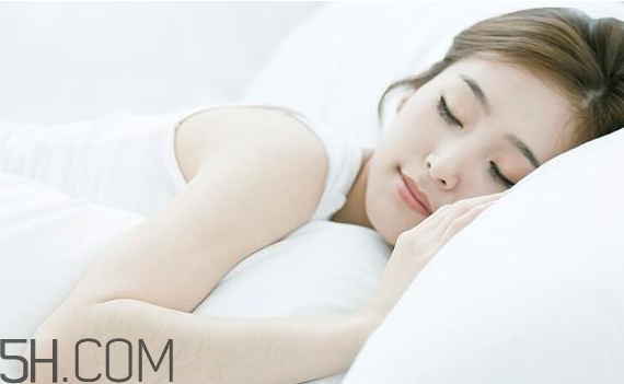 敷睡眠面膜臉刺痛怎么回事？閉口粉刺可以用面膜嗎？