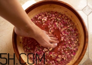 用什么泡腳比較好？艾葉泡腳還是紅花泡腳？