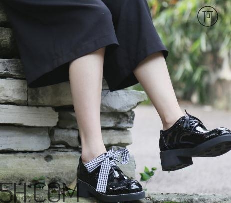 漆皮皮鞋起皮怎么處理？鞋子漆皮掉了怎么辦？