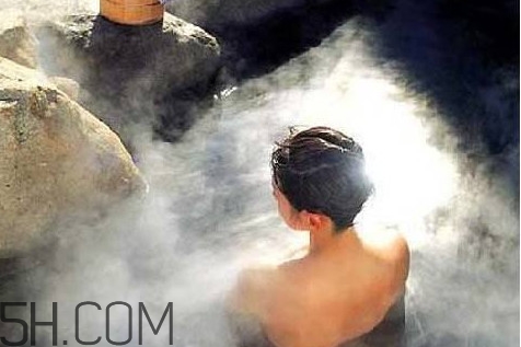 什么情況下不能泡溫泉？女人泡溫泉要注意什么