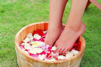 用什么泡腳比較好？艾葉泡腳還是紅花泡腳？