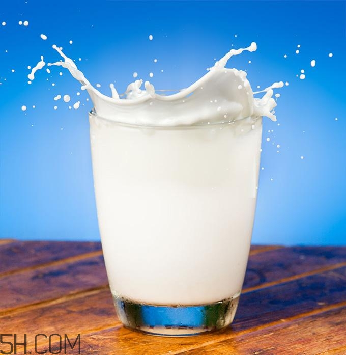 酸奶什么時候喝最好？睡前喝酸奶好還是牛奶好？