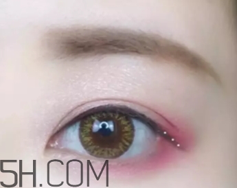 草莓紅口紅適合黃皮嗎？草莓紅口紅顯白嗎？
