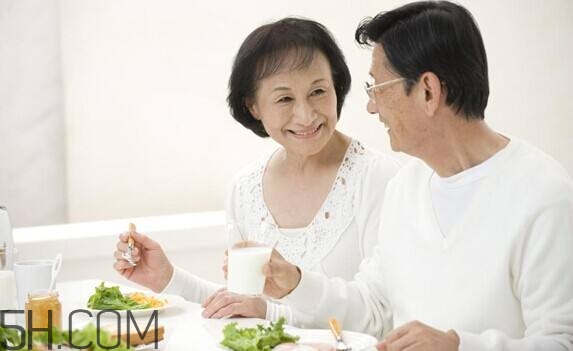 老年人晚餐吃什么好？老年人晚餐有什么注意事項(xiàng)？