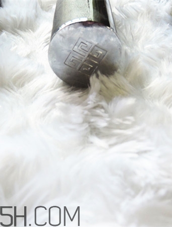 紀(jì)梵希小羊皮304是什么顏色？紀(jì)梵希小羊皮滋潤(rùn)嗎？