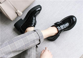 新皮鞋前面擠腳怎么辦？新鞋子磨腳后跟怎么辦？