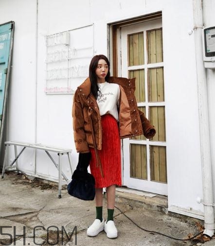 焦糖色棉襖配什么內(nèi)搭？焦糖色棉服搭配圖片