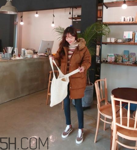 焦糖色棉襖配什么內(nèi)搭？焦糖色棉服搭配圖片