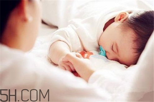冬天空調(diào)開多少度比較適合嬰兒？嬰兒發(fā)燒可以開空調(diào)嗎？