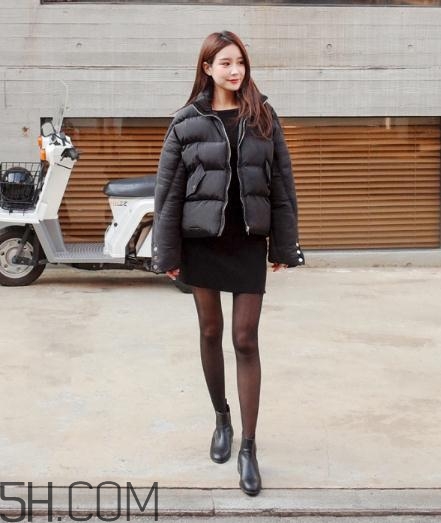黑色羽絨服配什么顏色毛衣？黑色羽絨服搭配毛衣圖片