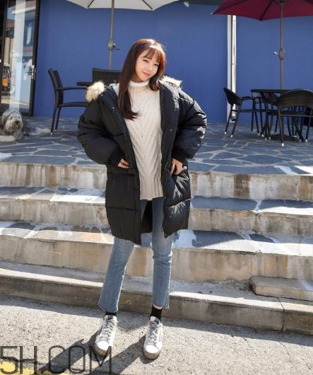 黑色羽絨服配什么顏色毛衣？黑色羽絨服搭配毛衣圖片