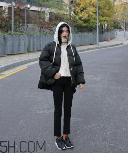 黑色羽絨服配什么顏色毛衣？黑色羽絨服搭配毛衣圖片