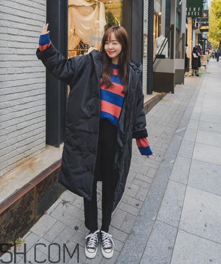 黑色羽絨服配什么顏色毛衣？黑色羽絨服搭配毛衣圖片