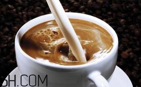 牛奶和咖啡可以混在一起喝嗎？怎么混合牛奶和咖啡？