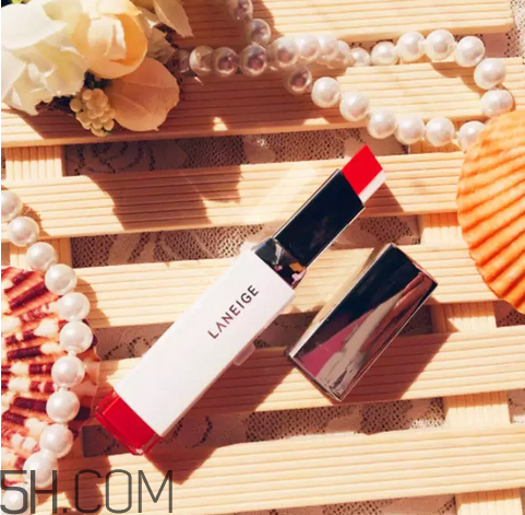 涂口紅前用bb打底可以嗎？最近比較火的口紅品牌有哪些？